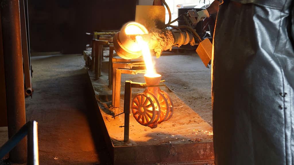 investment casting pouring